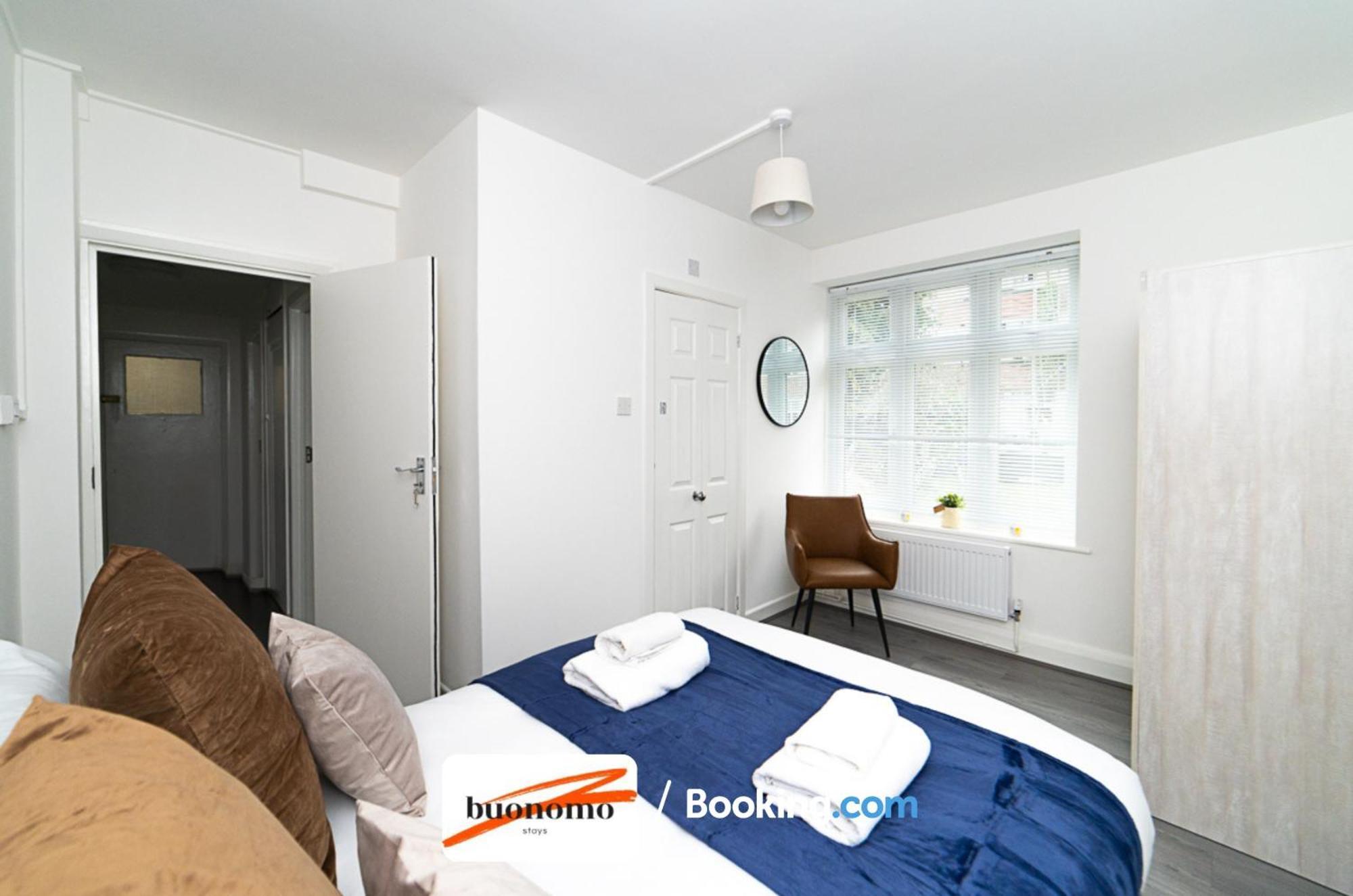 Three Bedroom At Buonomo Short Lets & Serviced With Netflix & Games Londra