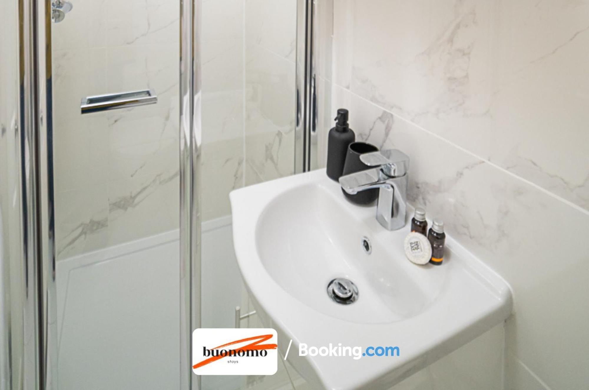 Three Bedroom At Buonomo Short Lets & Serviced With Netflix & Games Appartamento *