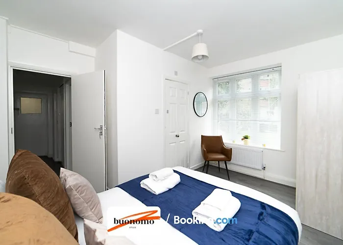 Three Bedroom Apartment At Buonomo Stays Short Lets & Serviced Accommodation With Netflix & Games