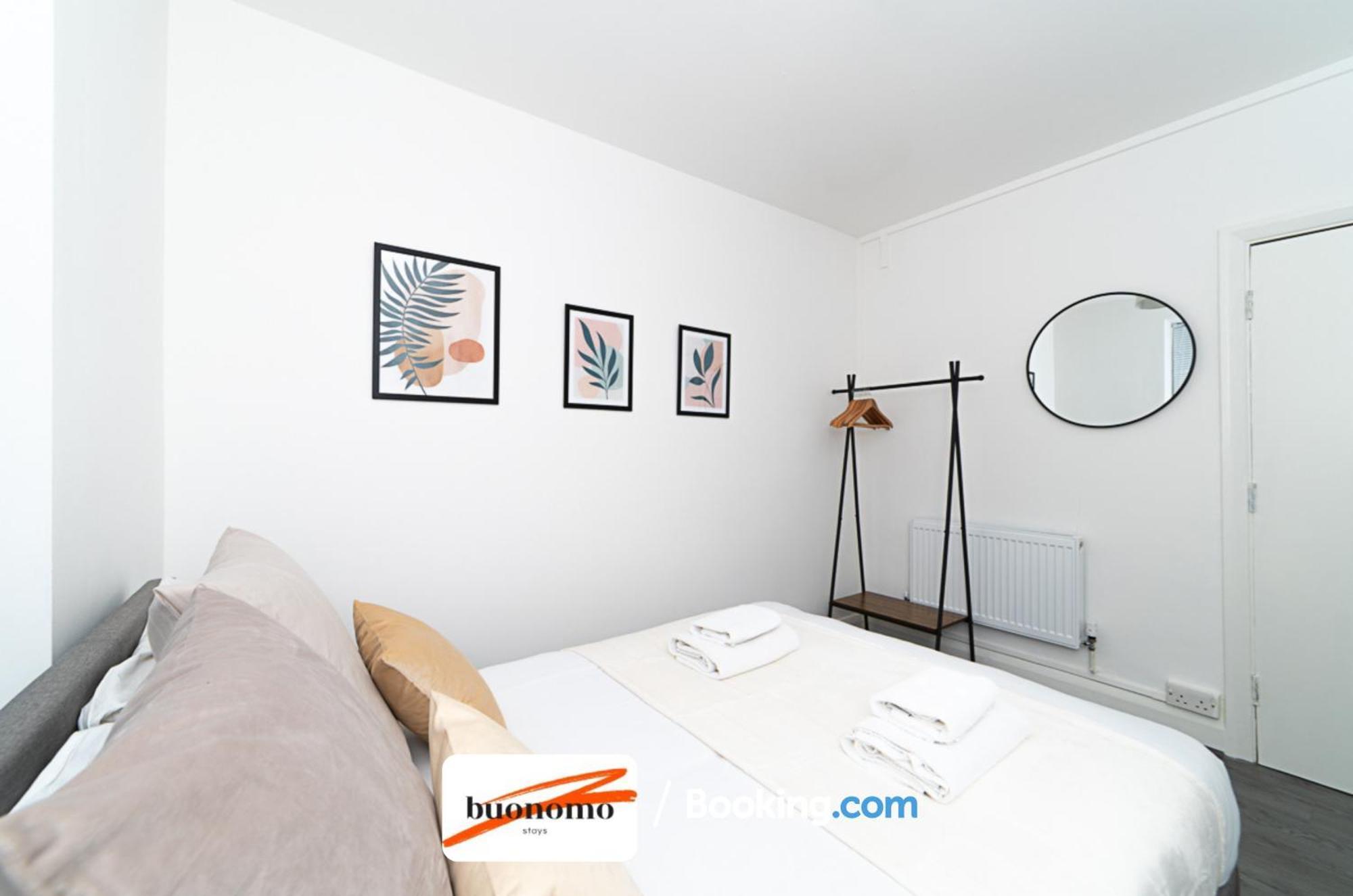 Three Bedroom At Buonomo Short Lets & Serviced With Netflix & Games Apartment