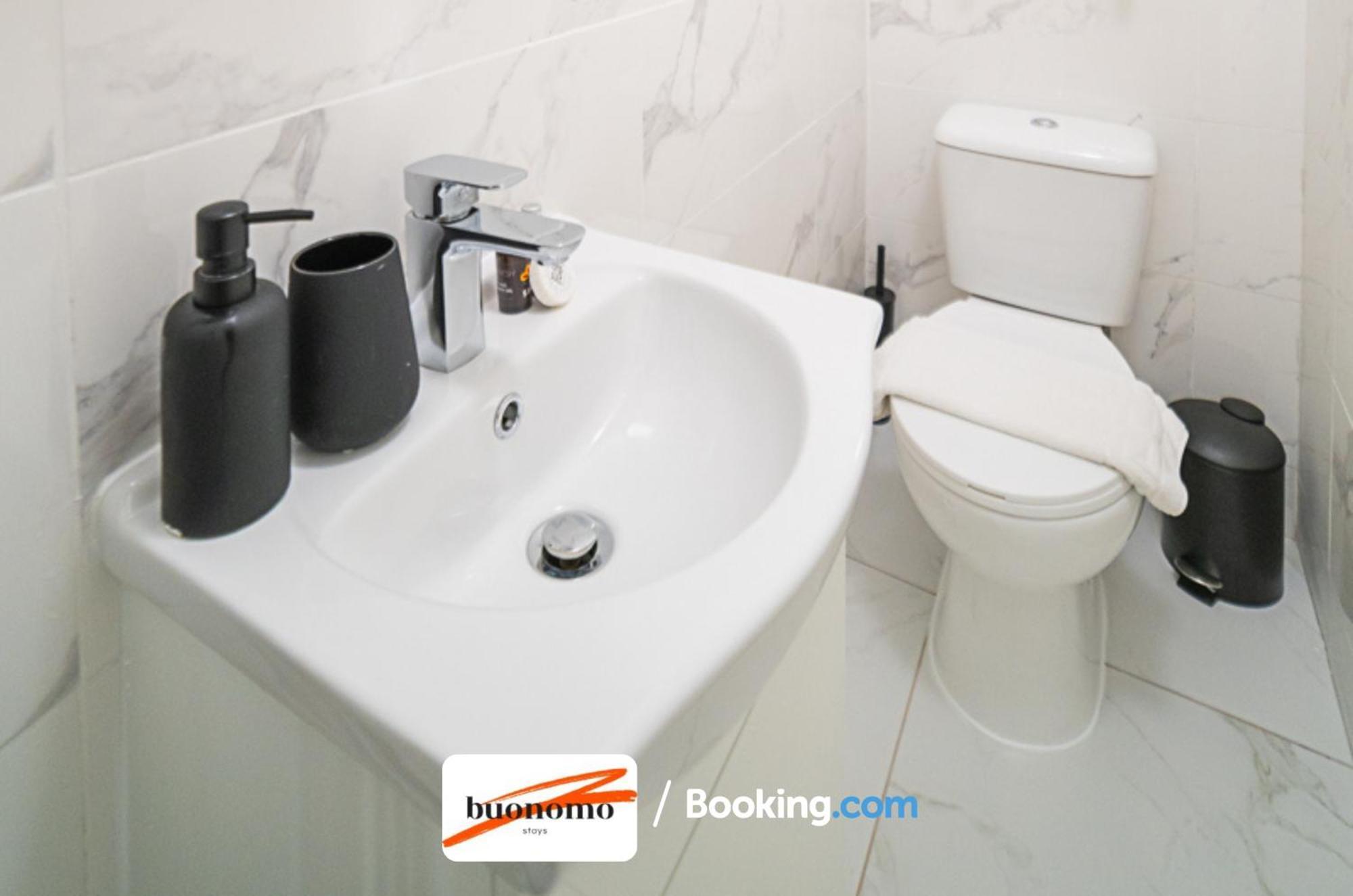 Three Bedroom At Buonomo Short Lets & Serviced With Netflix & Games London